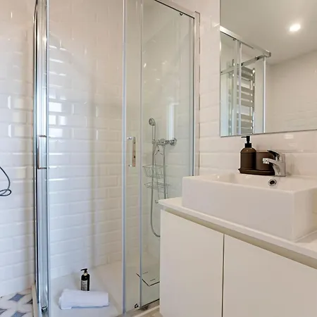 Superb Flat W Balcony And Ac By Lovelystay * Porto